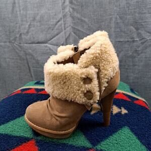 NEW *UGG GEORGETTE* Ankle Platform Boots Nubuck Fur upper Logo beige Size 7.5